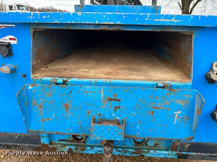 image for item DO2214 2004 International 4300  flatbed truck