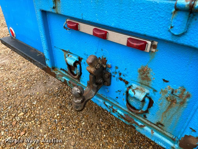 image for item DO2214 2004 International 4300  flatbed truck