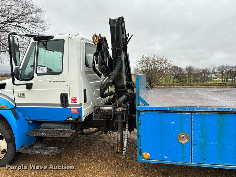 image for item DO2214 2004 International 4300  flatbed truck