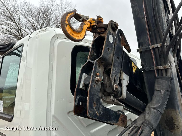 image for item DO2214 2004 International 4300  flatbed truck