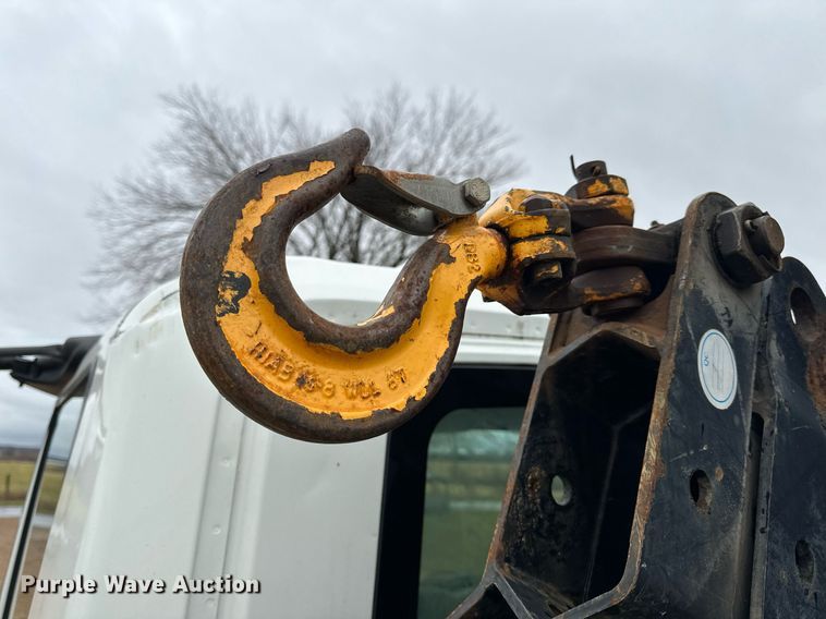 image for item DO2214 2004 International 4300  flatbed truck