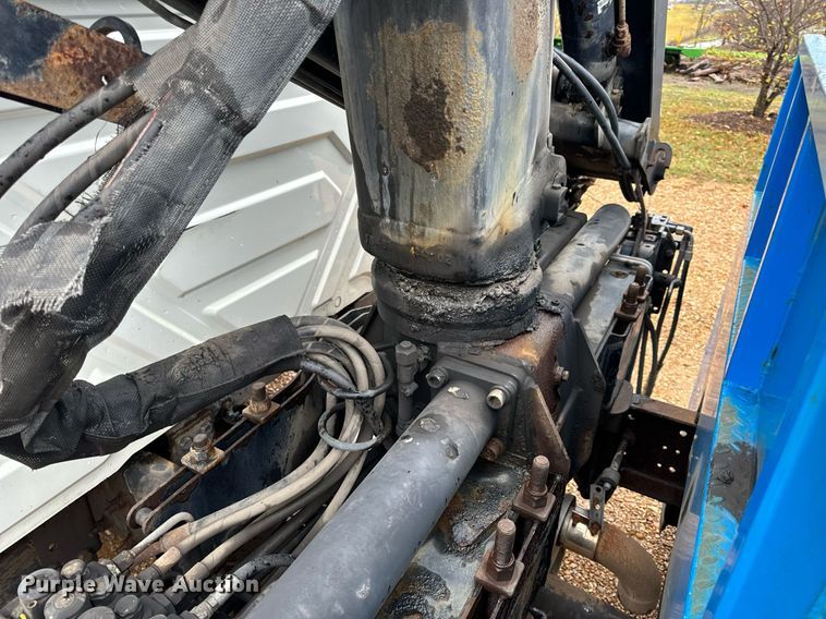 image for item DO2214 2004 International 4300  flatbed truck