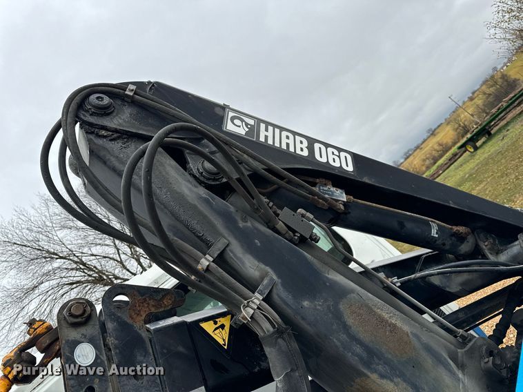 image for item DO2214 2004 International 4300  flatbed truck