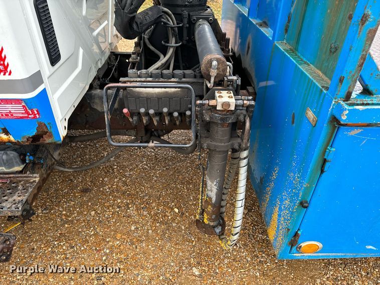 image for item DO2214 2004 International 4300  flatbed truck