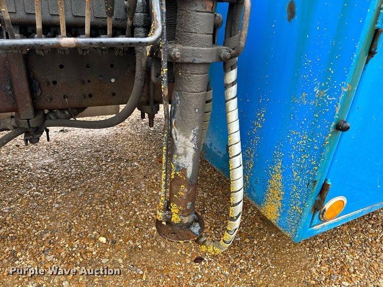 image for item DO2214 2004 International 4300  flatbed truck