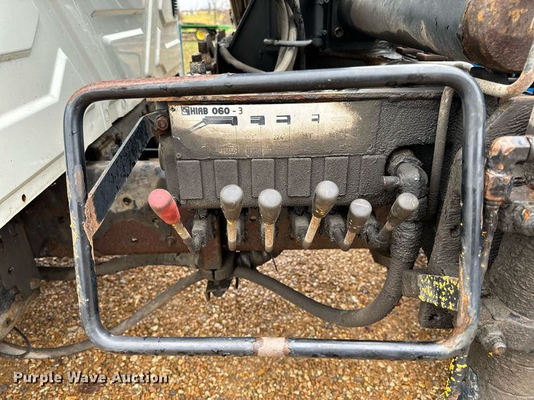 image for item DO2214 2004 International 4300  flatbed truck