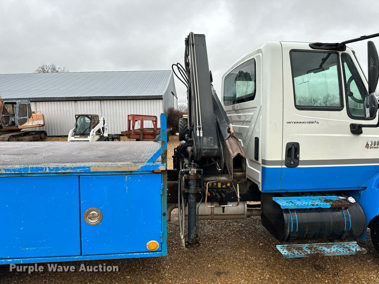 image for item DO2214 2004 International 4300  flatbed truck