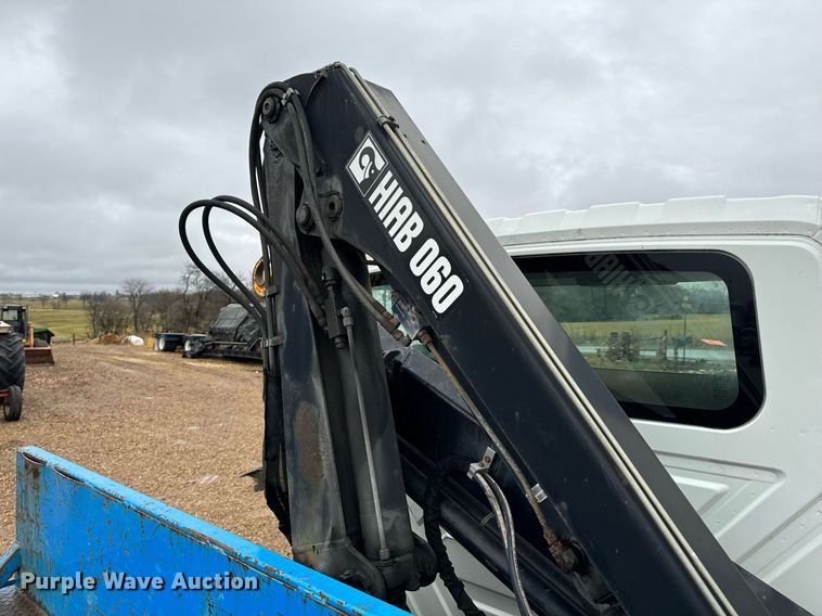 image for item DO2214 2004 International 4300  flatbed truck