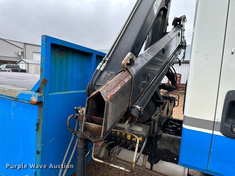 image for item DO2214 2004 International 4300  flatbed truck