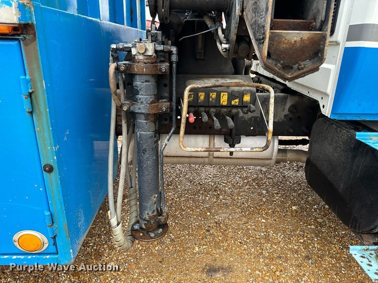 image for item DO2214 2004 International 4300  flatbed truck