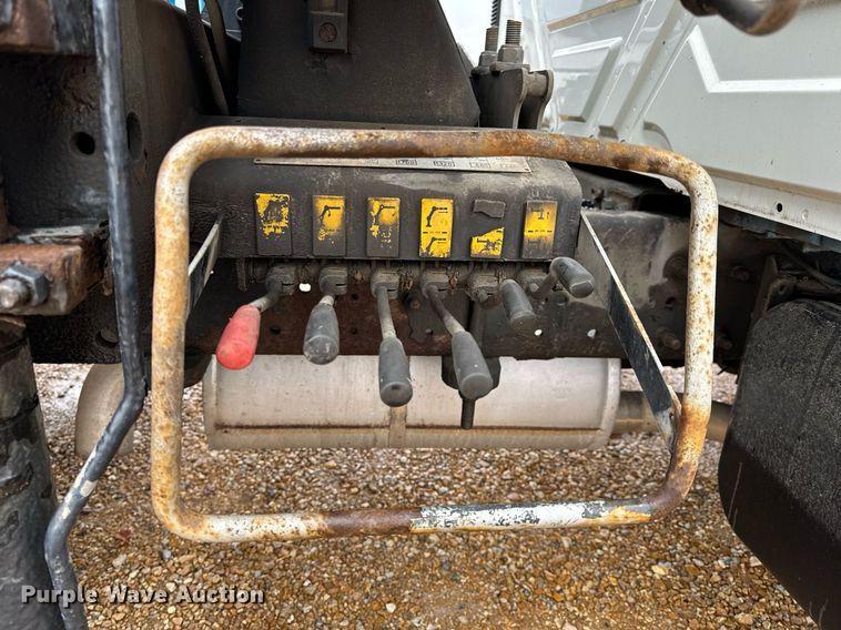 image for item DO2214 2004 International 4300  flatbed truck