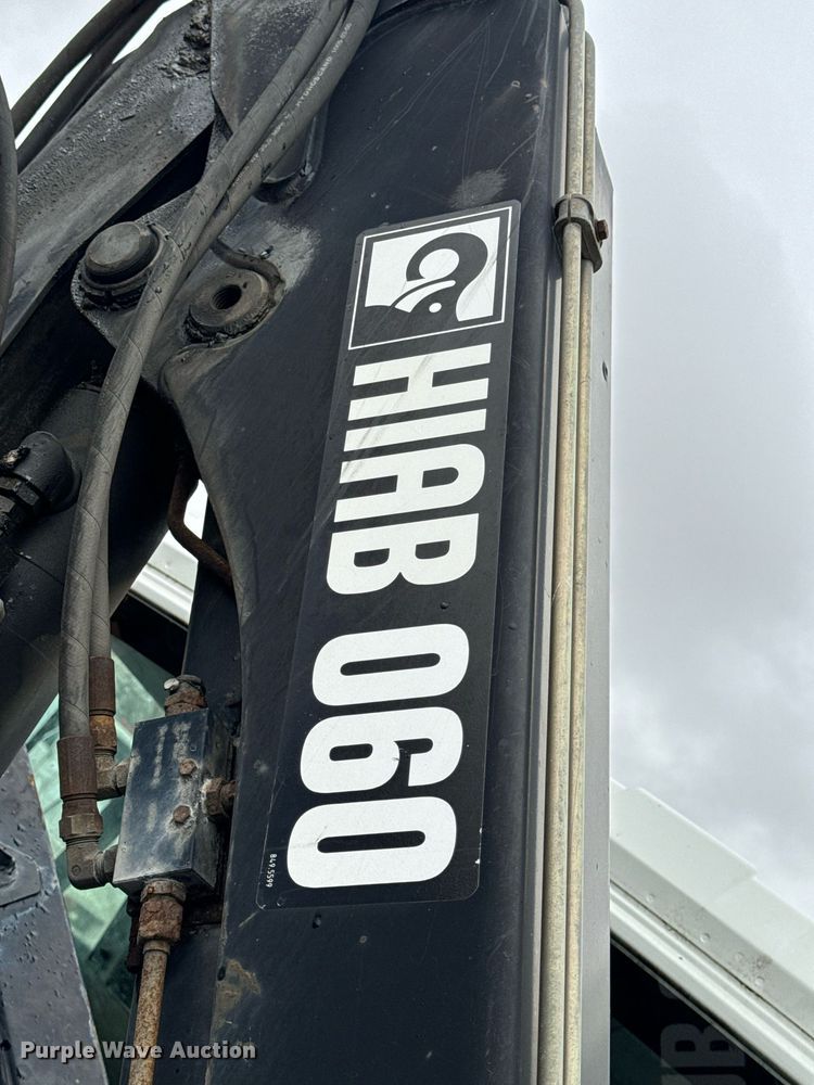 image for item DO2214 2004 International 4300  flatbed truck