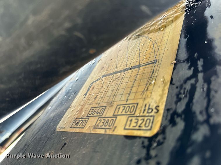 image for item DO2214 2004 International 4300  flatbed truck