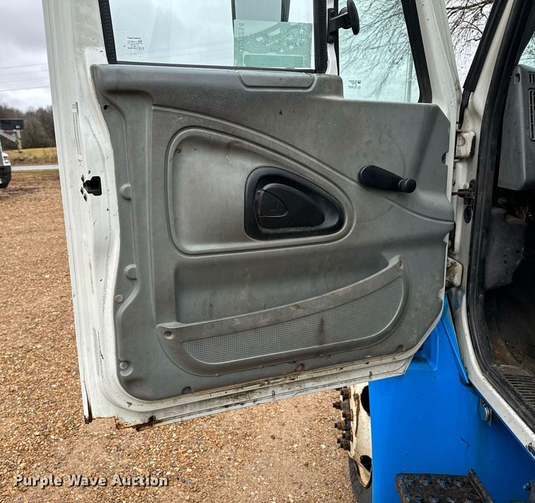 image for item DO2214 2004 International 4300  flatbed truck