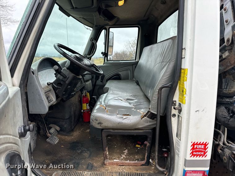 image for item DO2214 2004 International 4300  flatbed truck