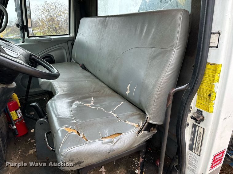 image for item DO2214 2004 International 4300  flatbed truck