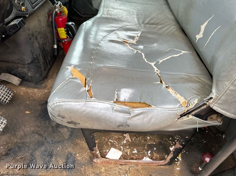 image for item DO2214 2004 International 4300  flatbed truck