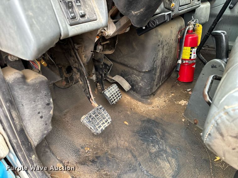 image for item DO2214 2004 International 4300  flatbed truck