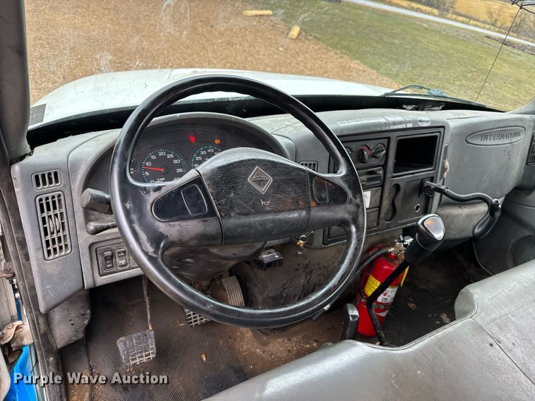 image for item DO2214 2004 International 4300  flatbed truck