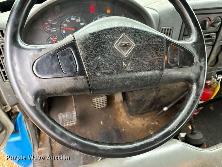 image for item DO2214 2004 International 4300  flatbed truck