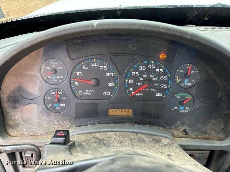 image for item DO2214 2004 International 4300  flatbed truck