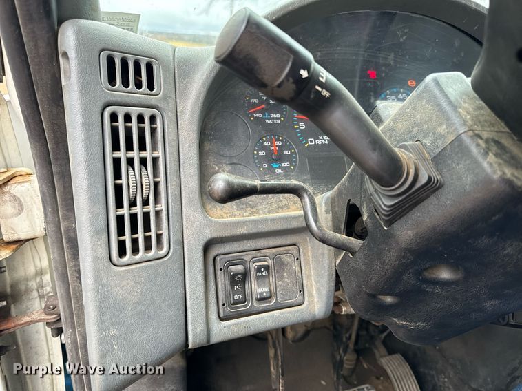 image for item DO2214 2004 International 4300  flatbed truck