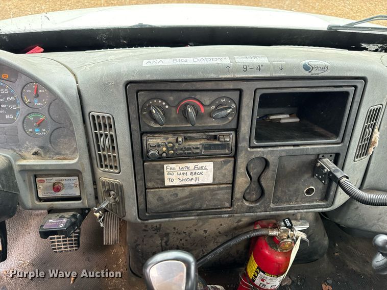 image for item DO2214 2004 International 4300  flatbed truck