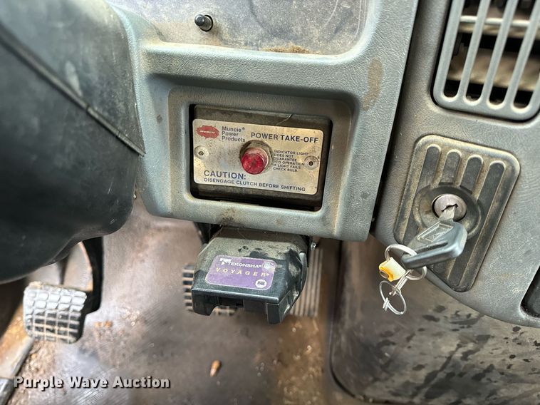 image for item DO2214 2004 International 4300  flatbed truck