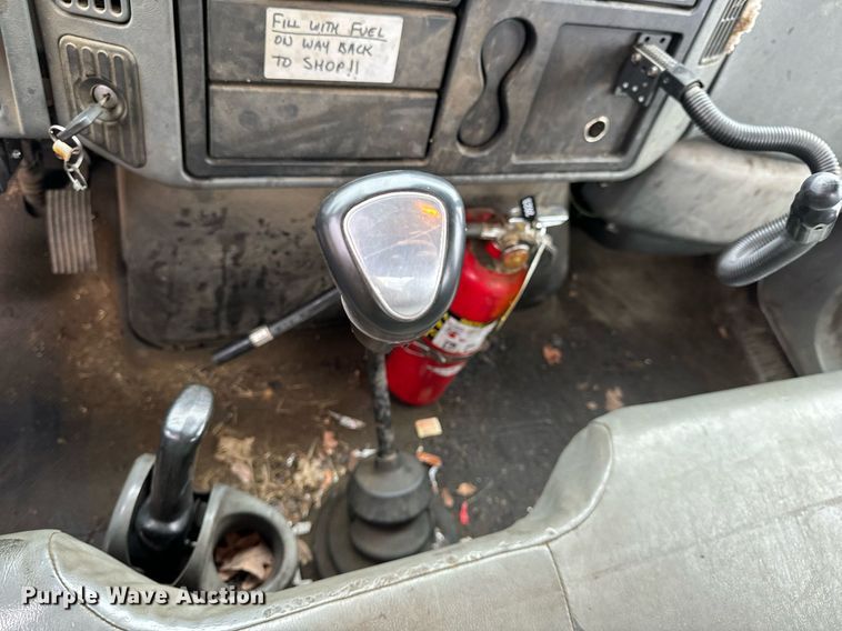 image for item DO2214 2004 International 4300  flatbed truck