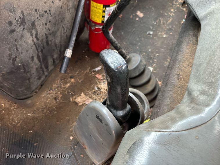 image for item DO2214 2004 International 4300  flatbed truck