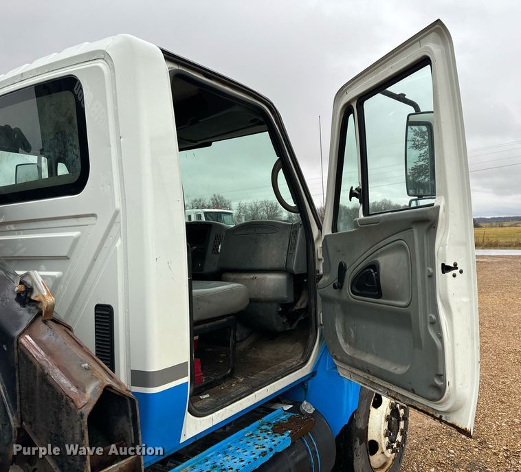 image for item DO2214 2004 International 4300  flatbed truck