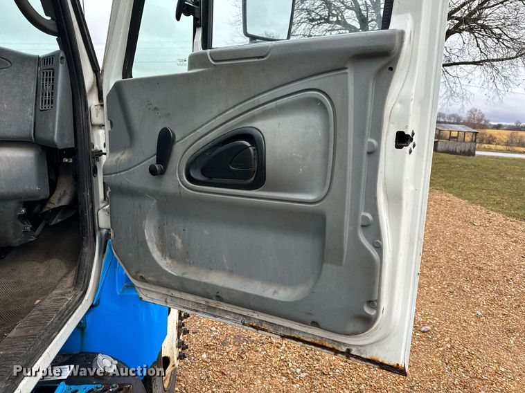 image for item DO2214 2004 International 4300  flatbed truck