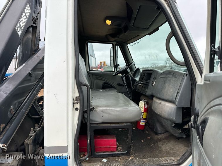 image for item DO2214 2004 International 4300  flatbed truck