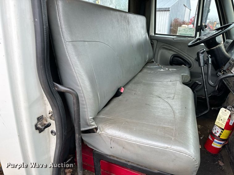 image for item DO2214 2004 International 4300  flatbed truck