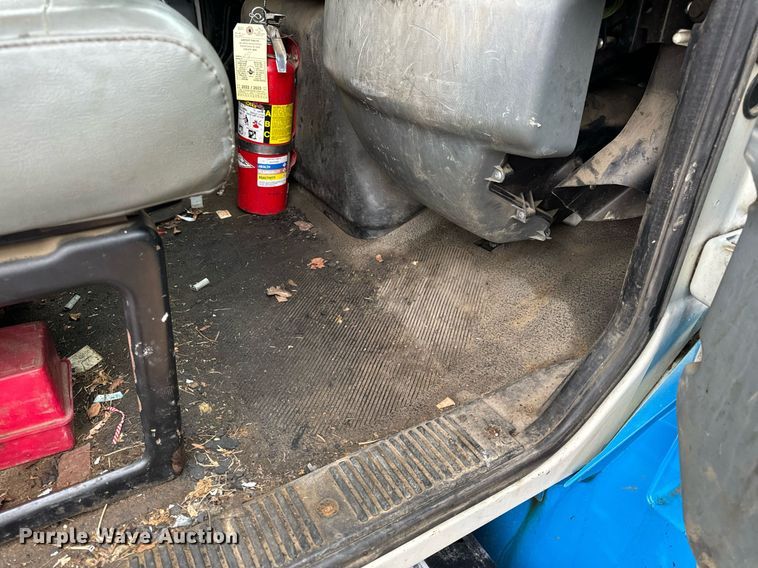 image for item DO2214 2004 International 4300  flatbed truck