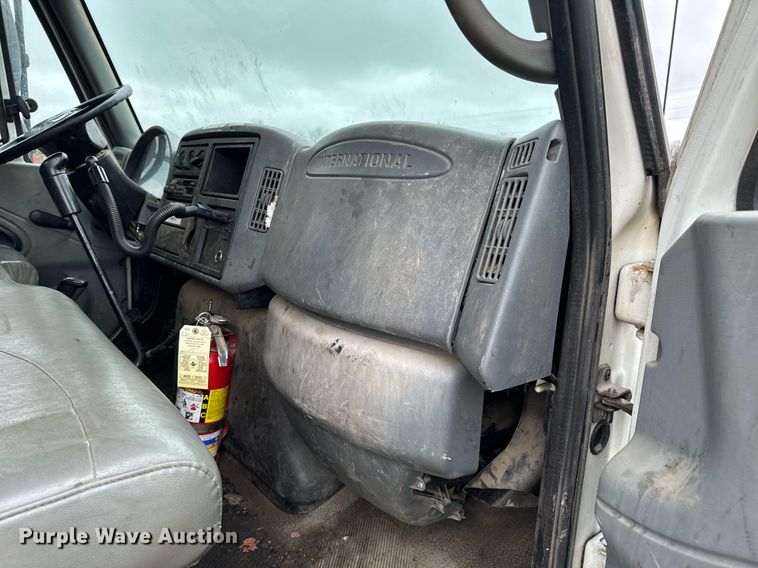 image for item DO2214 2004 International 4300  flatbed truck