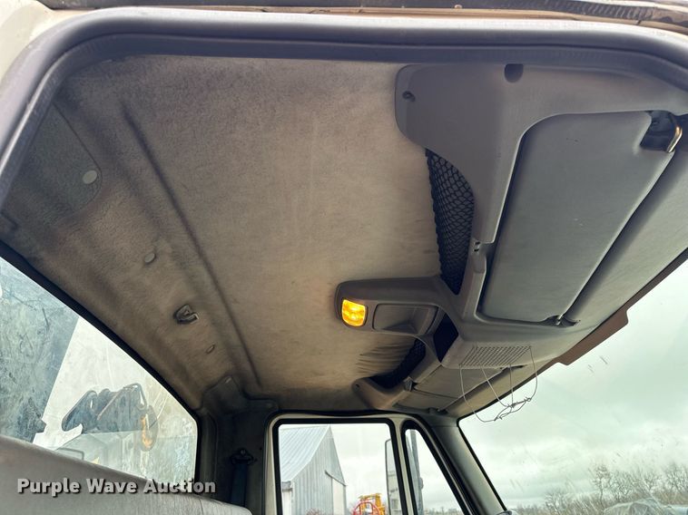 image for item DO2214 2004 International 4300  flatbed truck