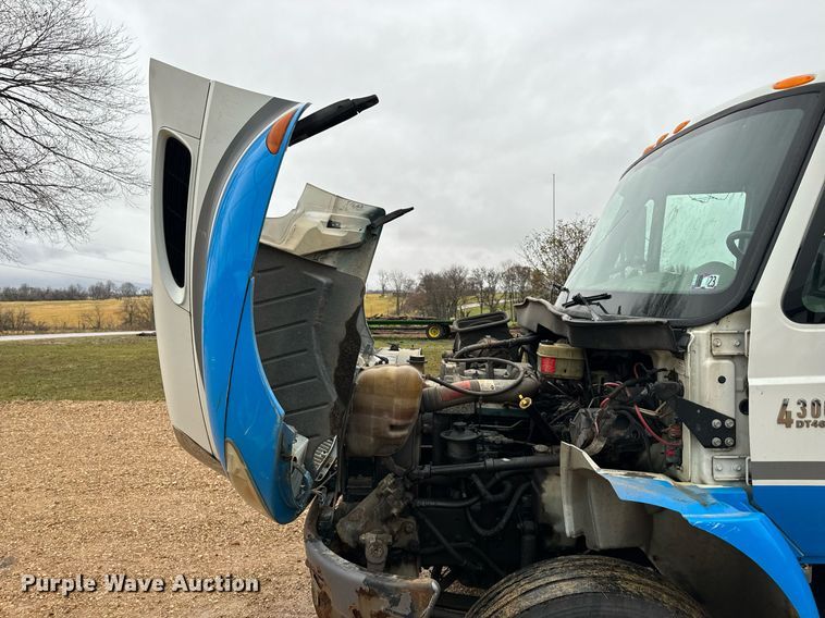 image for item DO2214 2004 International 4300  flatbed truck