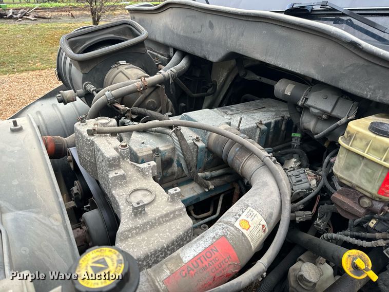 image for item DO2214 2004 International 4300  flatbed truck