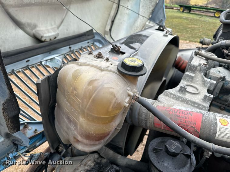 image for item DO2214 2004 International 4300  flatbed truck