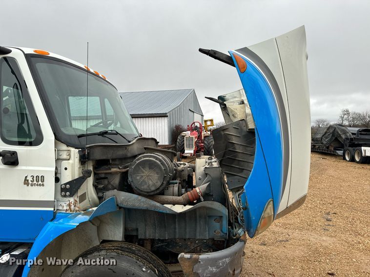 image for item DO2214 2004 International 4300  flatbed truck