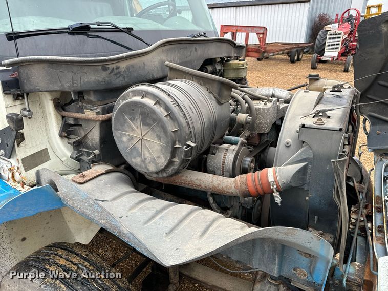 image for item DO2214 2004 International 4300  flatbed truck