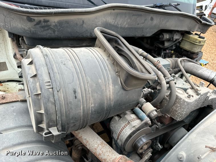 image for item DO2214 2004 International 4300  flatbed truck