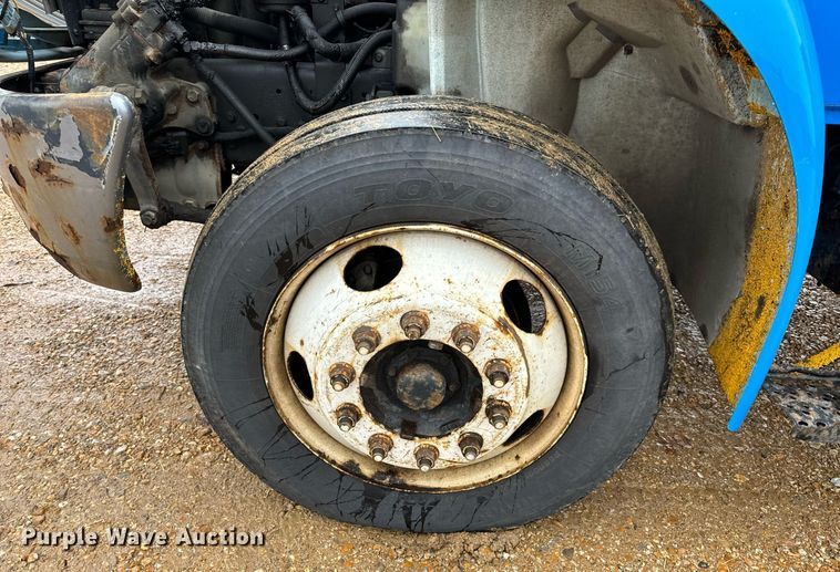 image for item DO2214 2004 International 4300  flatbed truck