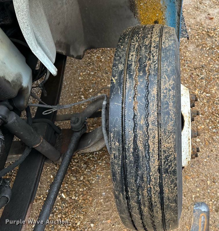 image for item DO2214 2004 International 4300  flatbed truck