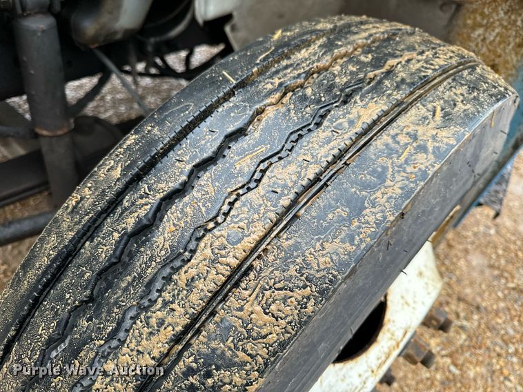 image for item DO2214 2004 International 4300  flatbed truck