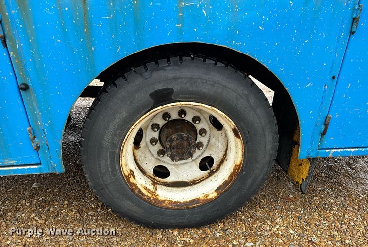 image for item DO2214 2004 International 4300  flatbed truck