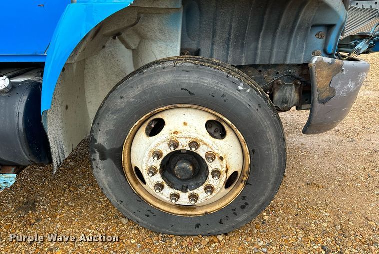 image for item DO2214 2004 International 4300  flatbed truck