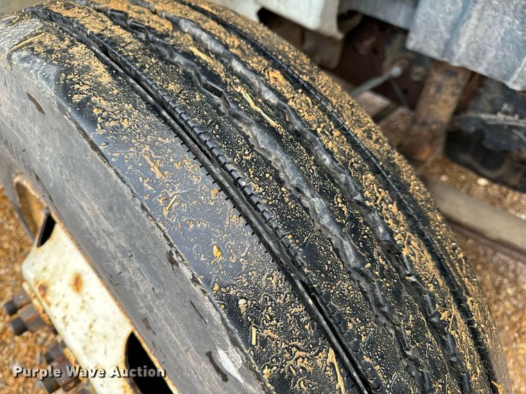 image for item DO2214 2004 International 4300  flatbed truck