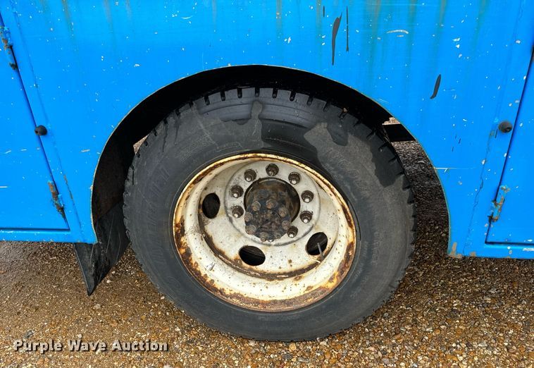 image for item DO2214 2004 International 4300  flatbed truck